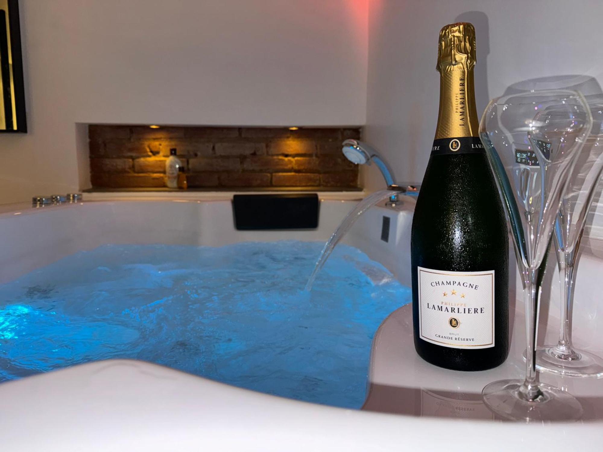 O Romeo - Suite Privee Fougères エクステリア 写真