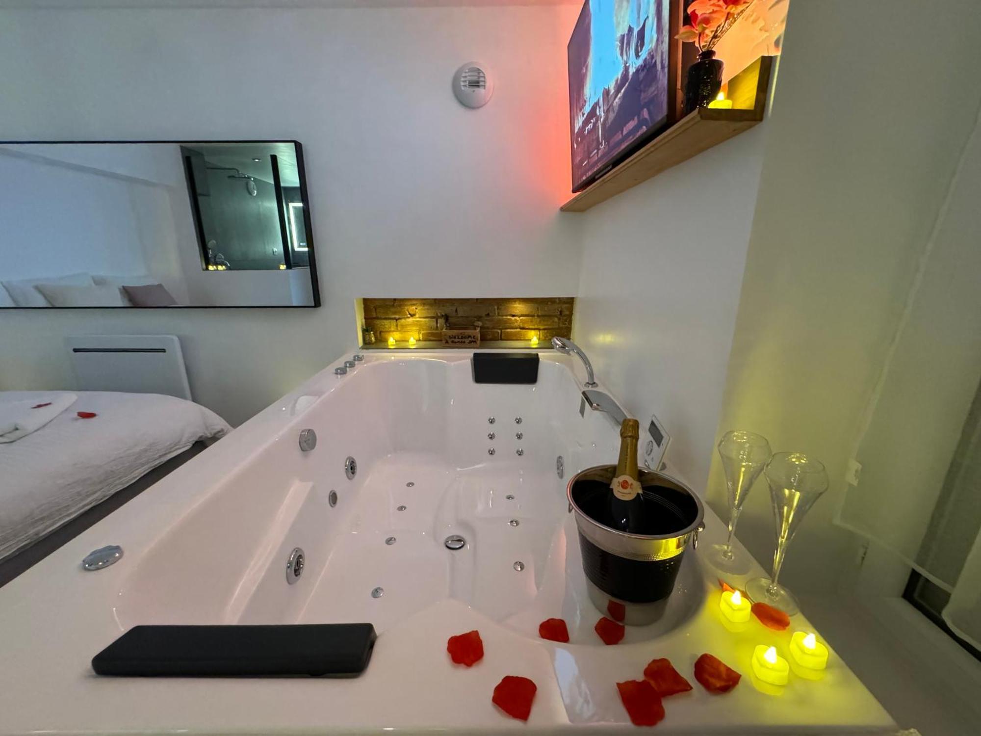 O Romeo - Suite Privee Fougères エクステリア 写真